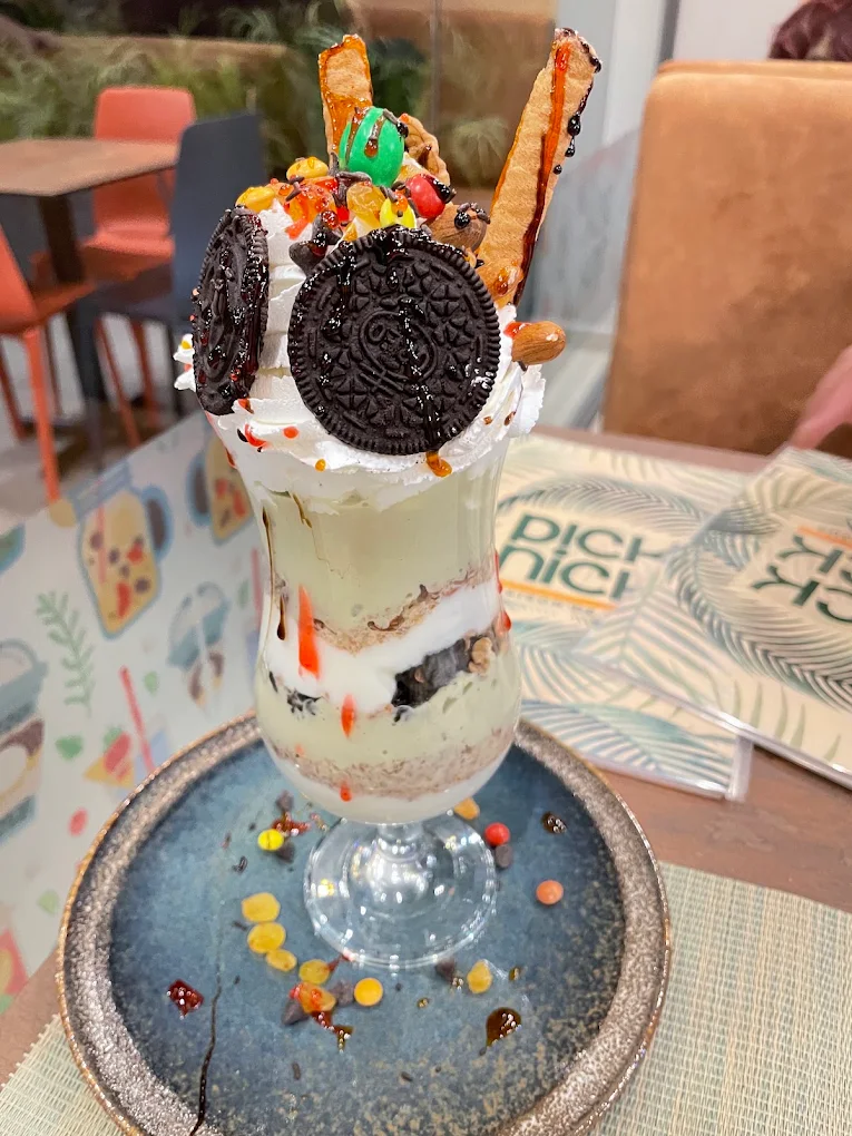 Milkshake garni de crème, Oreo et caramel