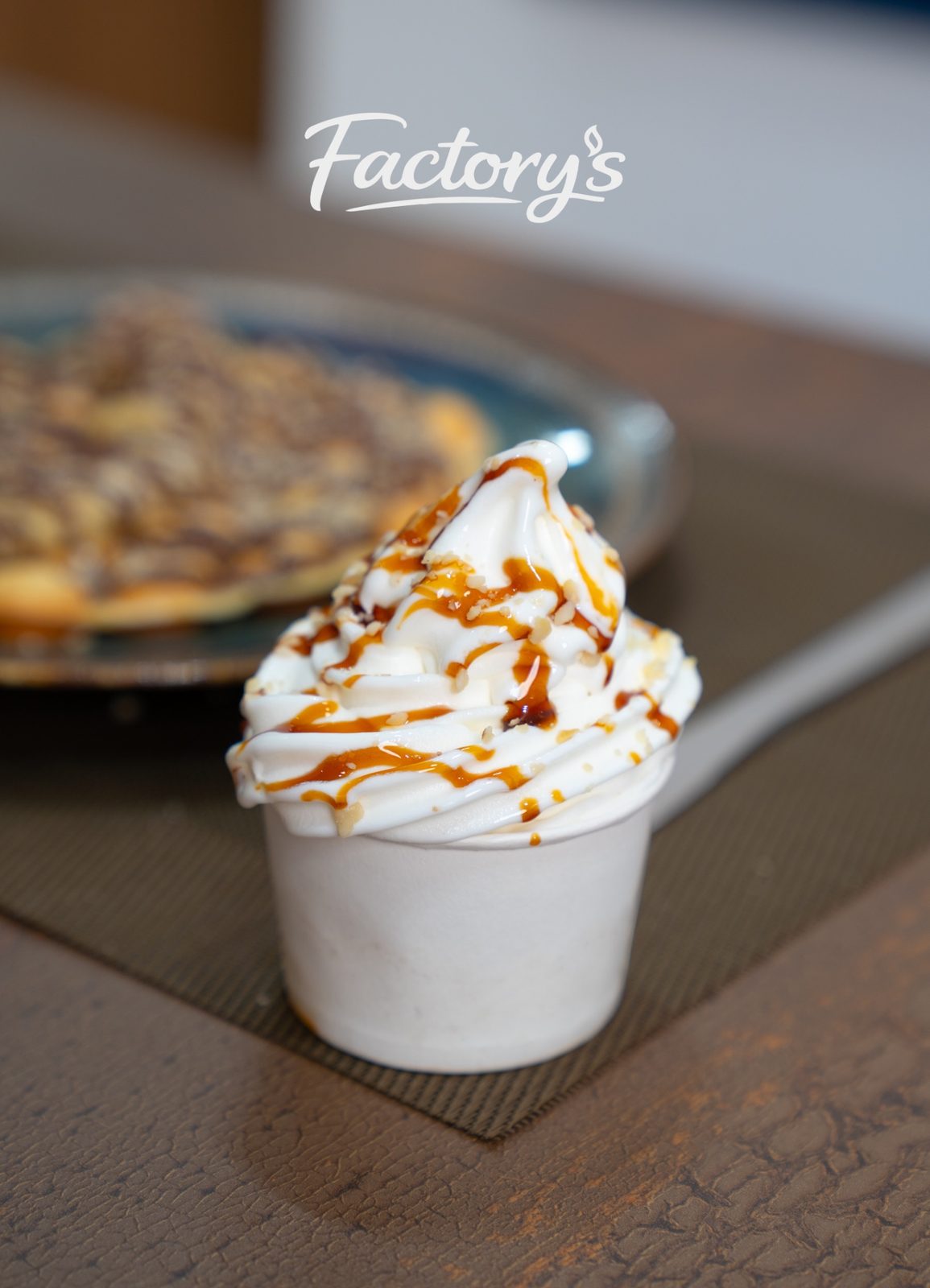 Glace italienne au caramel et éclats de noisettes