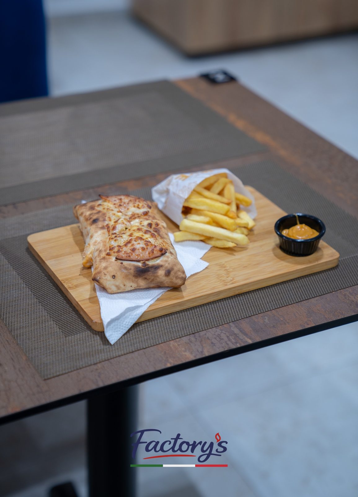 Calzone doré au fromage accompagné d'un cornet de frites