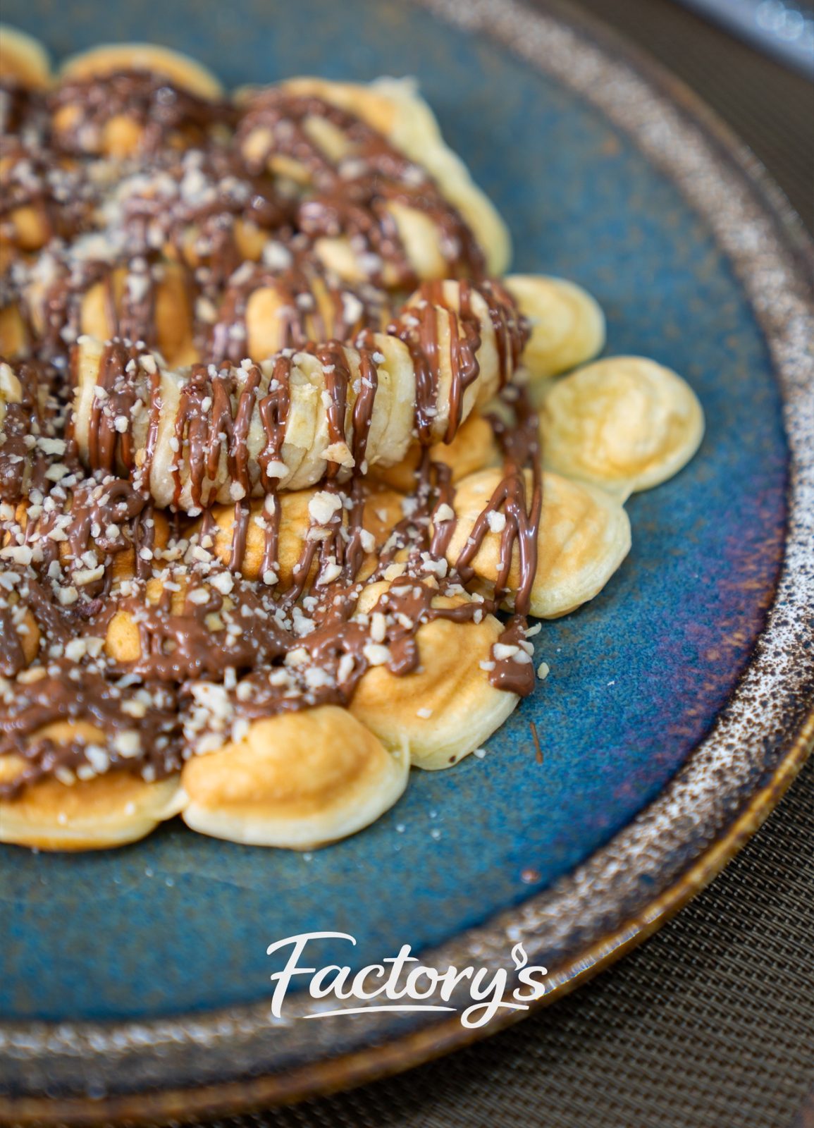 Gaufre bubble généreusement nappée de sauce chocolat