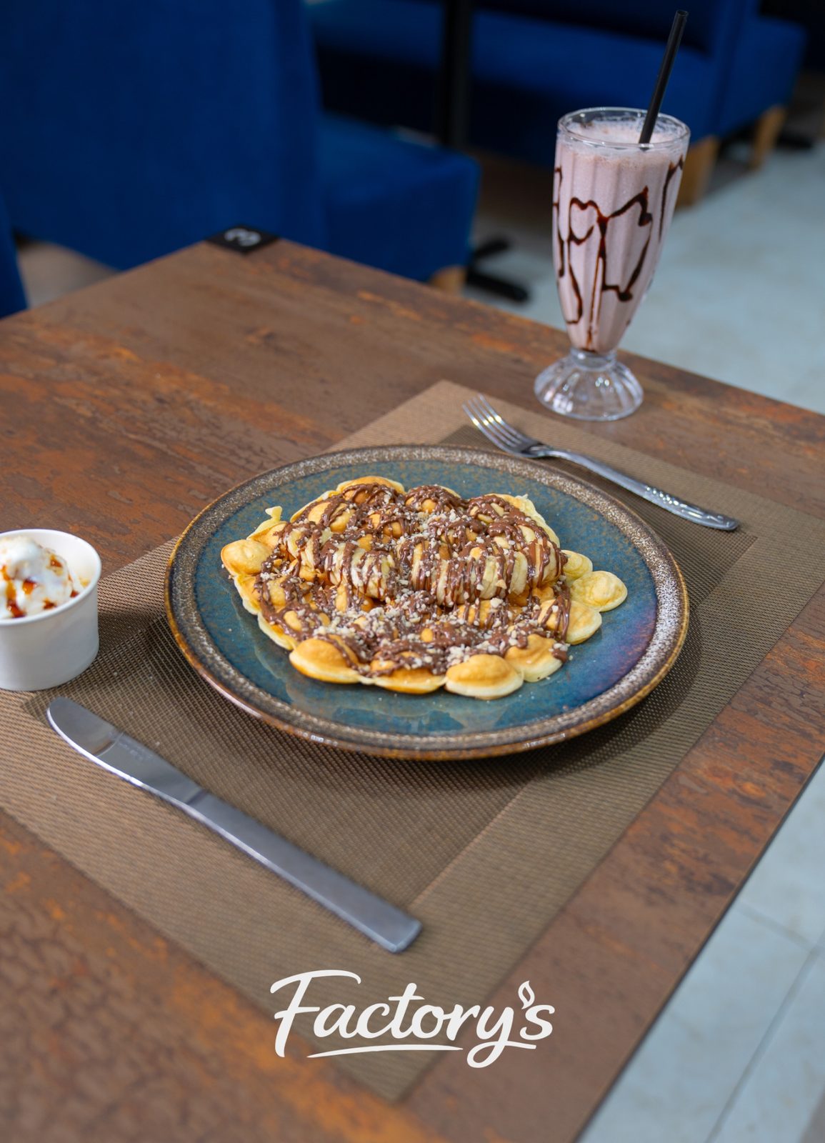 Gaufre bubble servie avec un milkshake et une glace