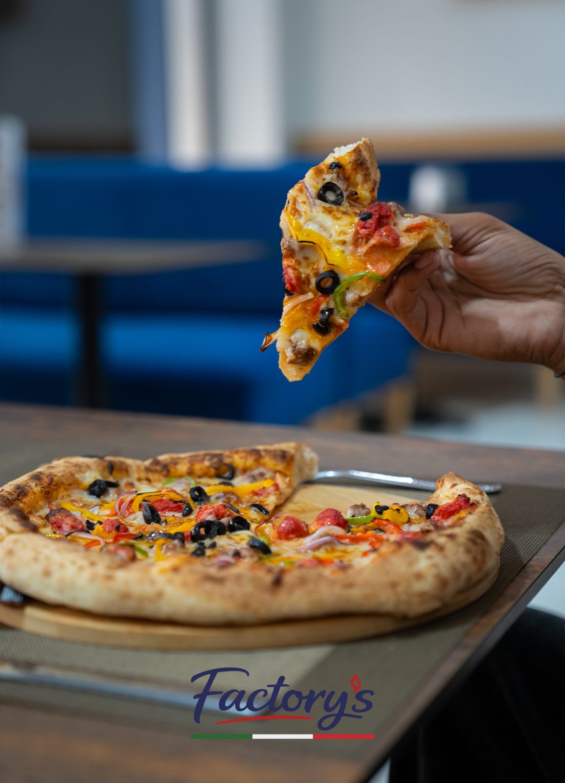 Part de pizza fondante soulevée à la main
