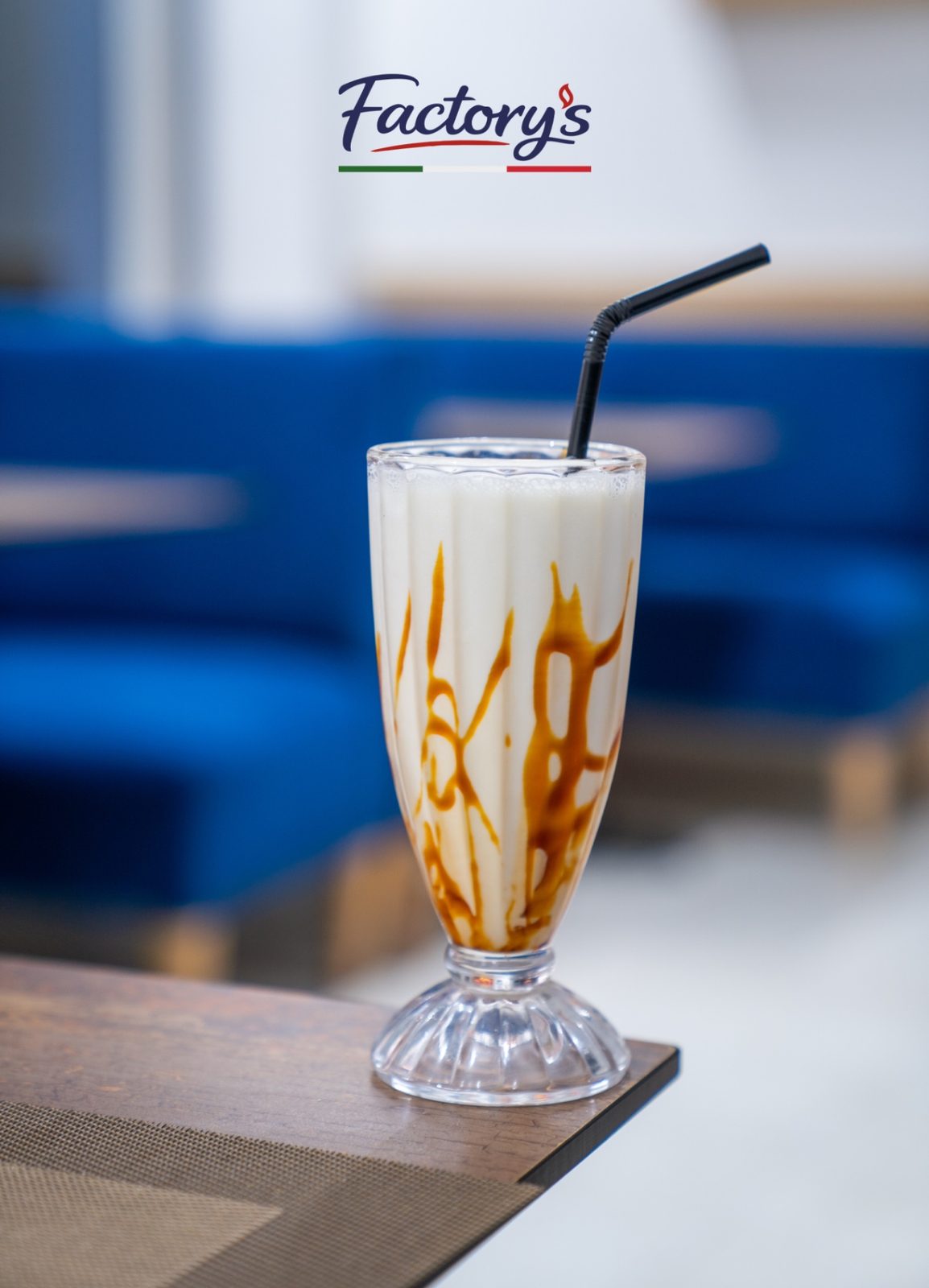 Milkshake vanille au caramel servi en grand verre