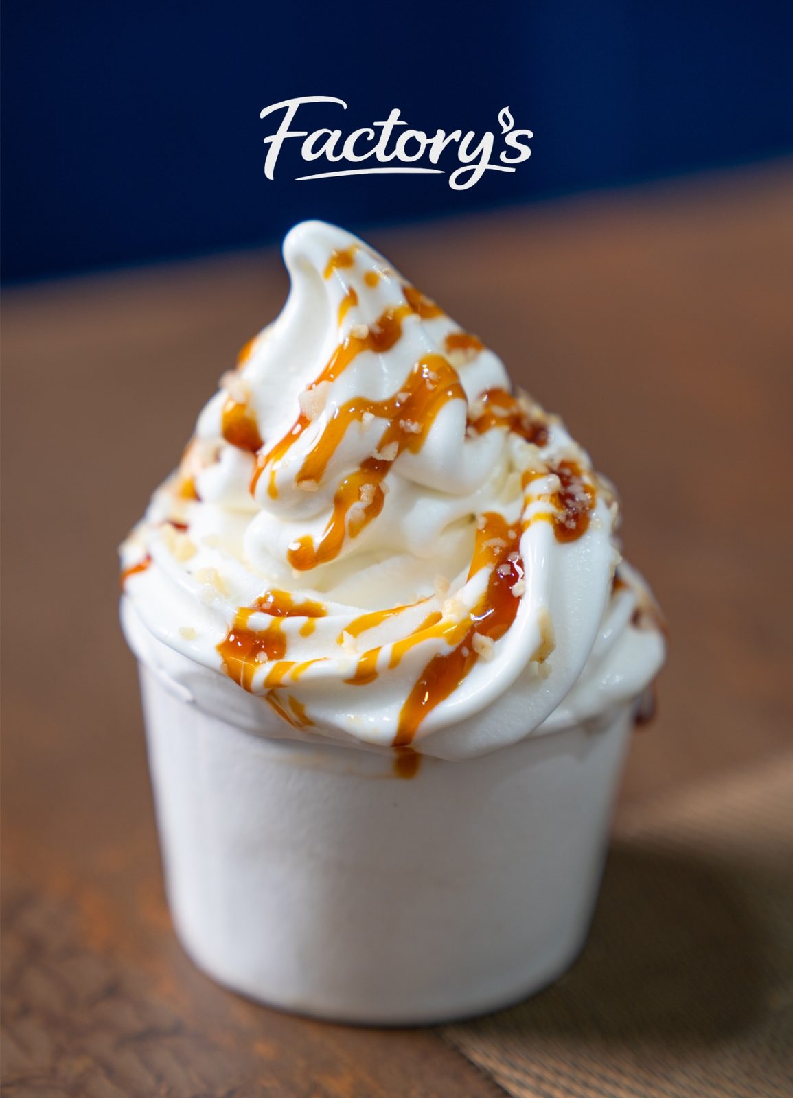 Gros plan sur une glace italienne nappée de caramel