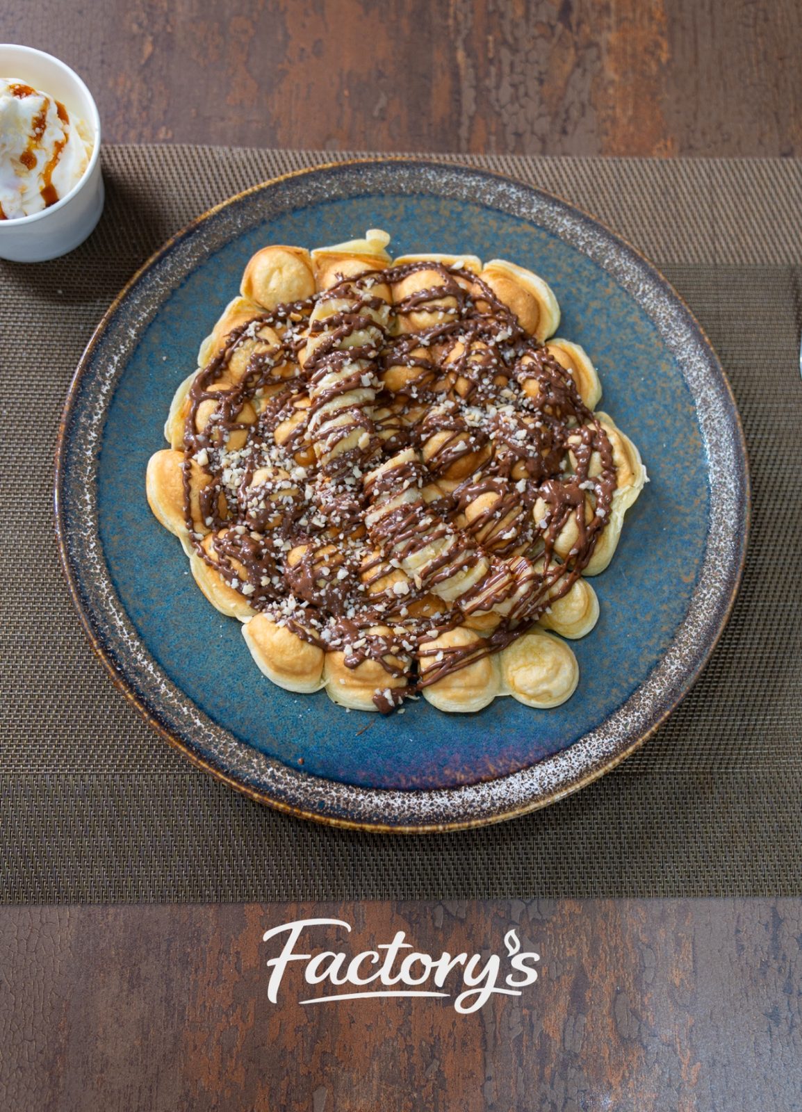 Gaufre bubble aux bananes, chocolat et noisettes concassées