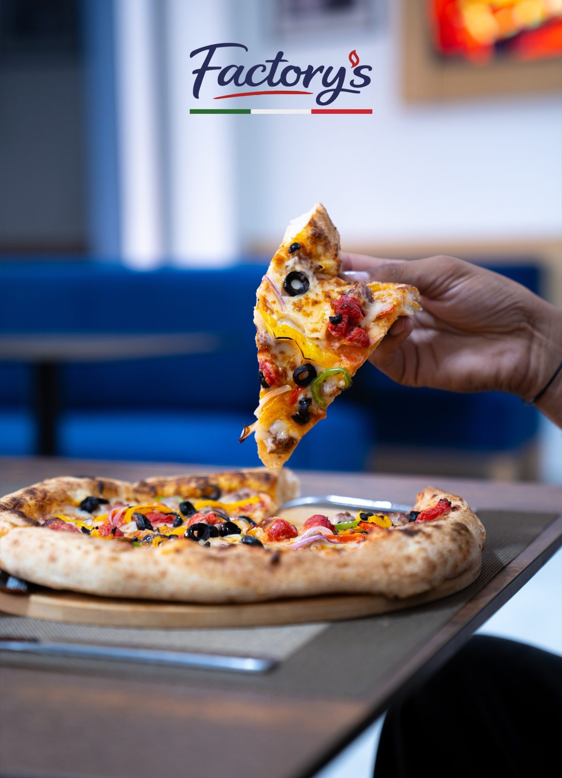 Part de pizza avec un généreux filant de fromage