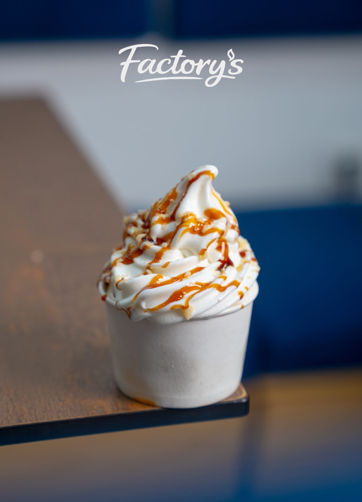 Pot de glace italienne posé sur une table en bois