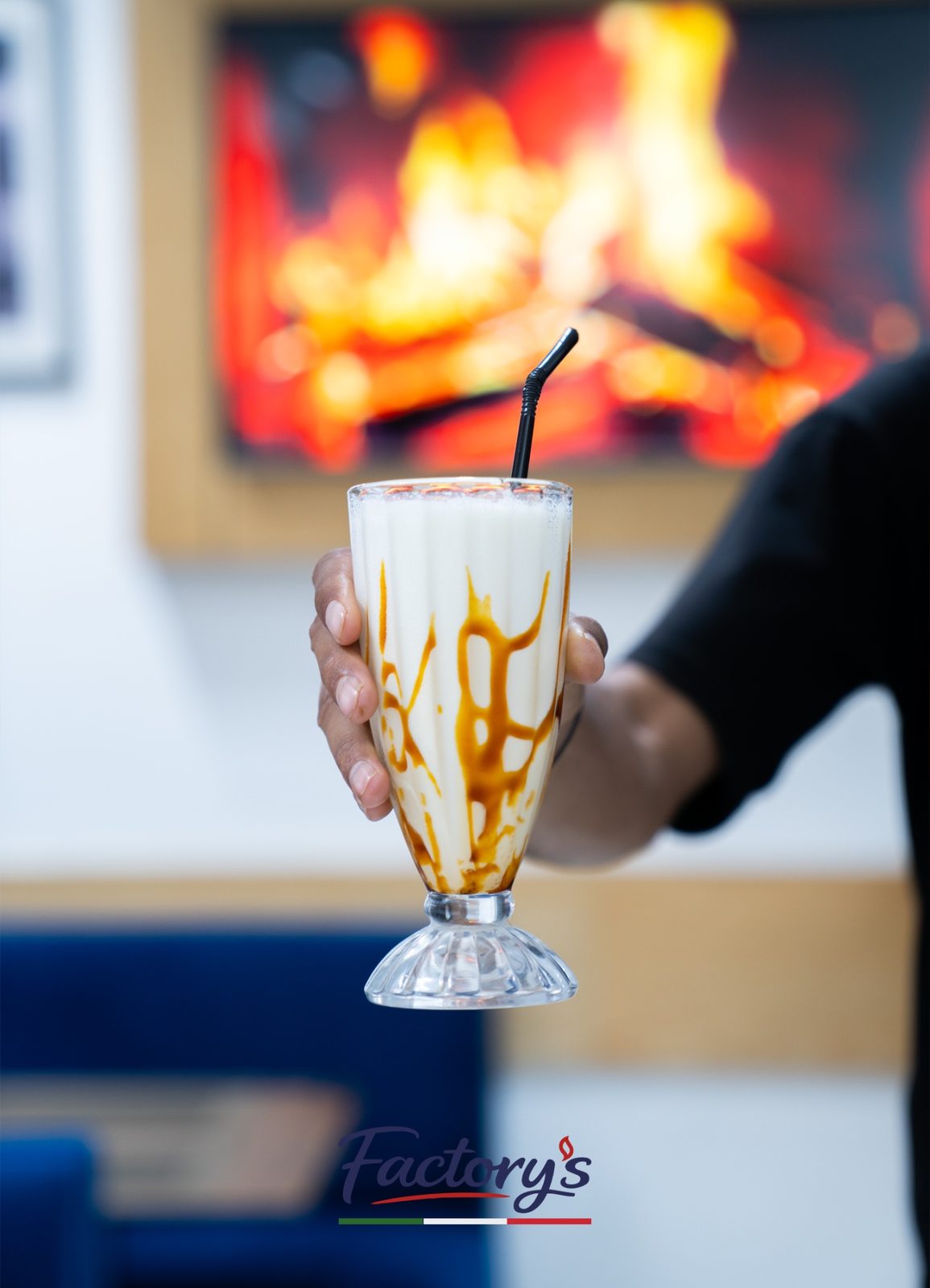 Milkshake caramel tenu à la main chez Factory's